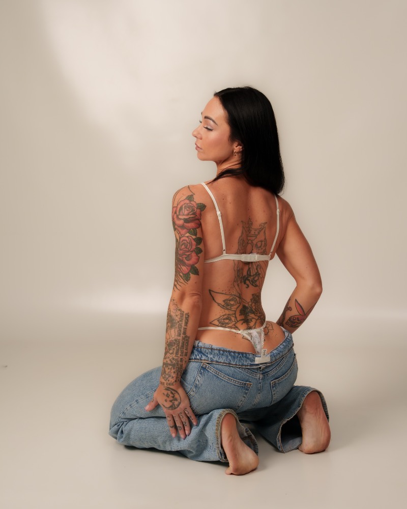 Physique in profile, studio